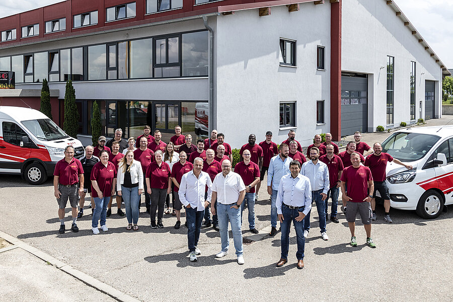 Team der KGG Brandschutzsysteme vor dem Firmengebäude in Wallerstein